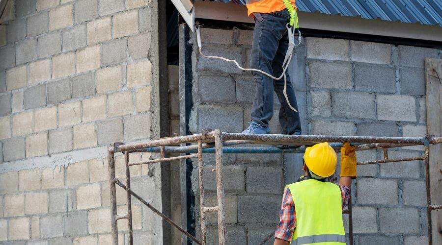 Professional gutter cleaning in Eldora, IA